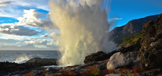 Onda che si infrange sulla costa di Maratea