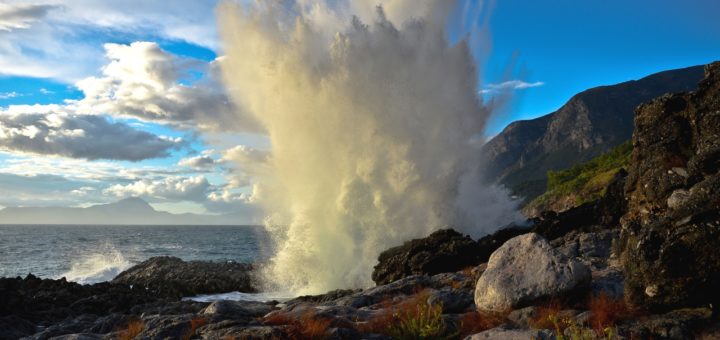 Onda che si infrange sulla costa di Maratea