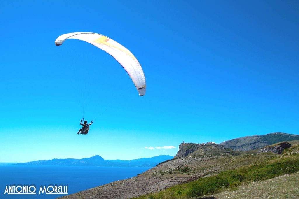 Parapendio nel cielo di Maratea