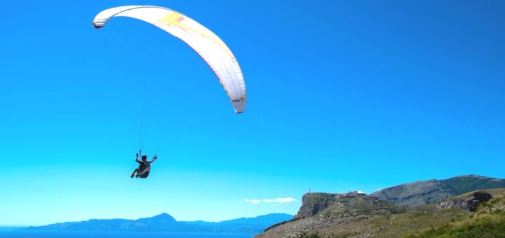 Parapendio nel cielo di Maratea