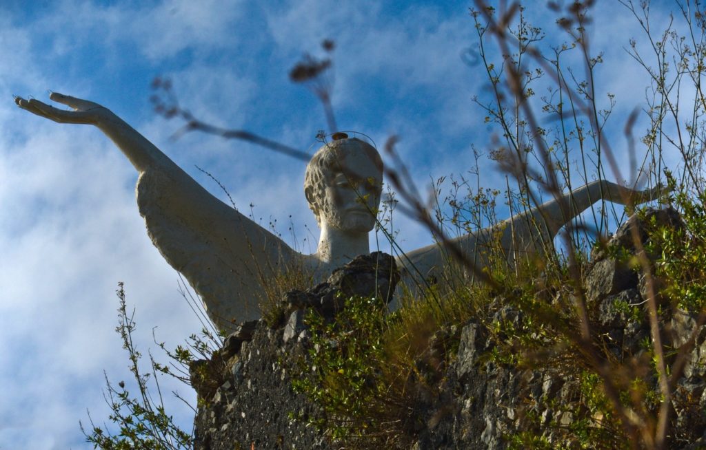 Statua del Cristo Redentore di Maratea tra la vegetazione