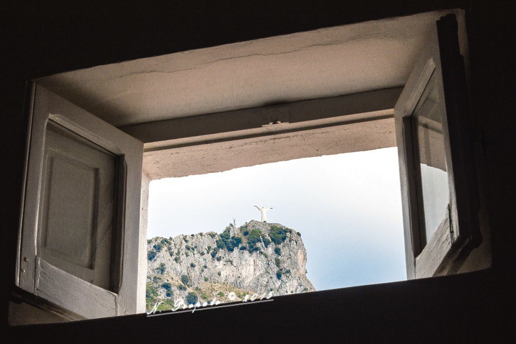 Statua del Cristo Redentore fotografata da una finestra del porto - Estate 2015