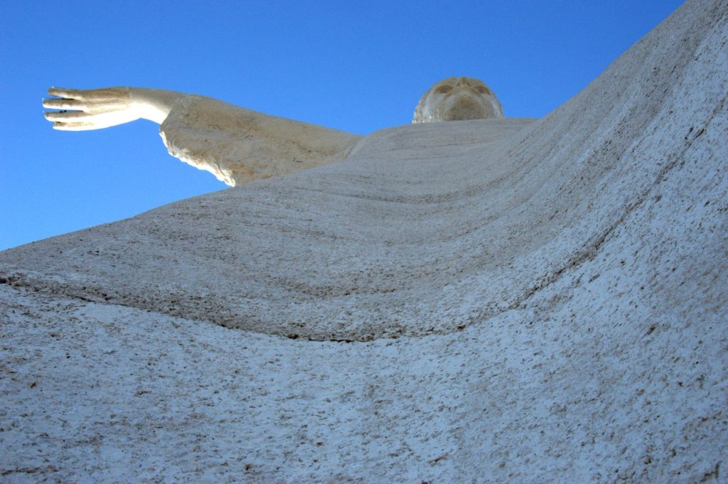 statua del cristo redentore vista dal basso
