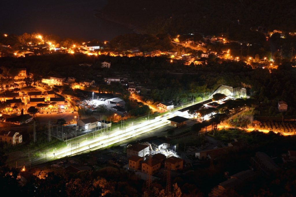 stazione treni ferroviaria maratea notte